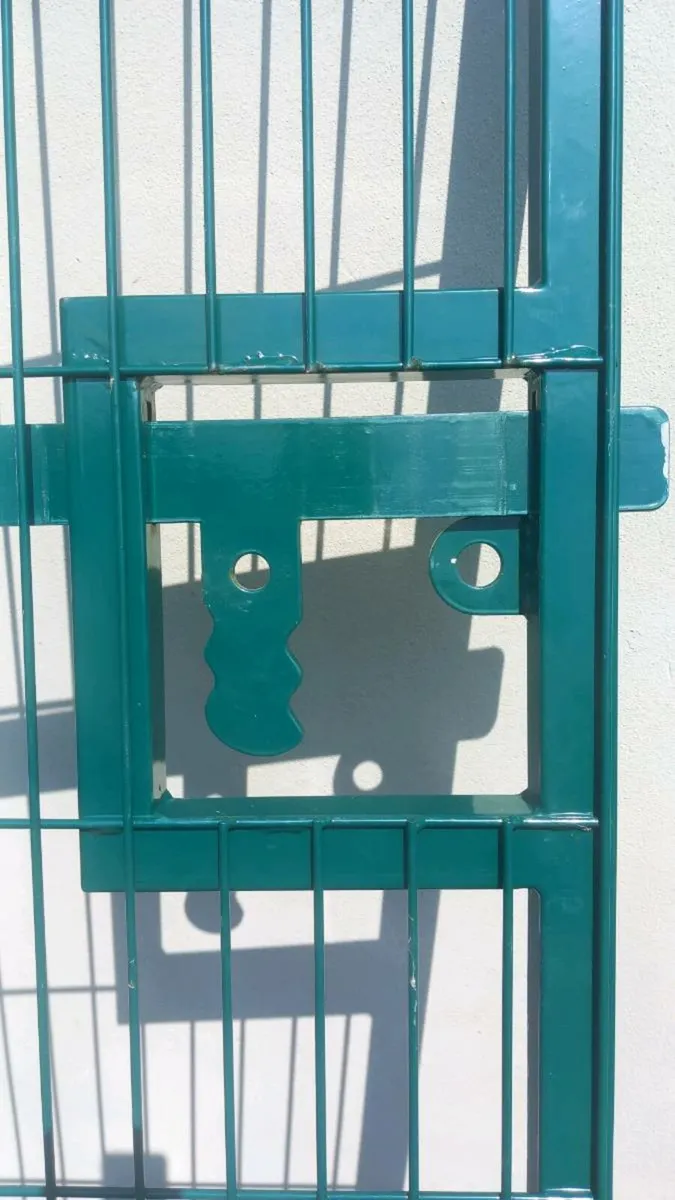 Gate and mesh panel. - Image 4