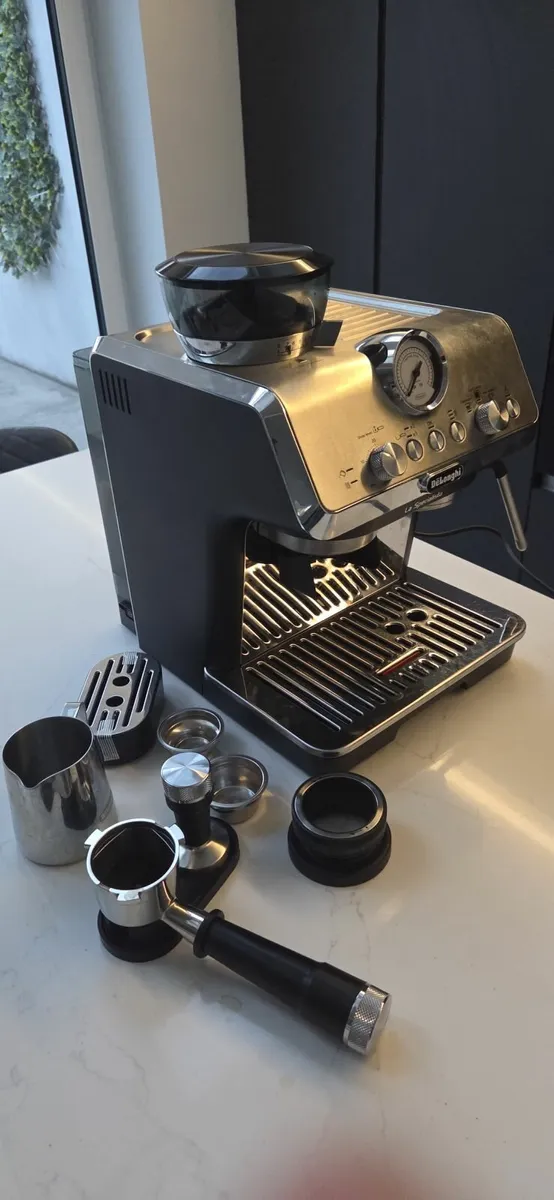 DeLonghi Coffee Machine - Image 2
