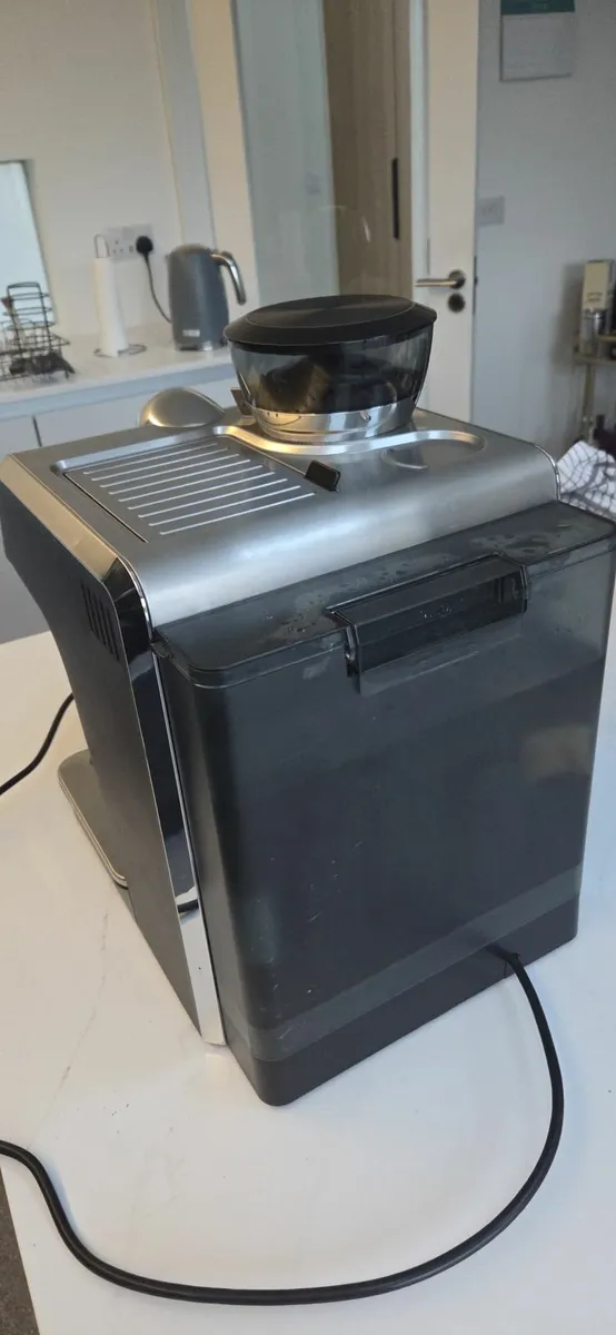 DeLonghi Coffee Machine - Image 4