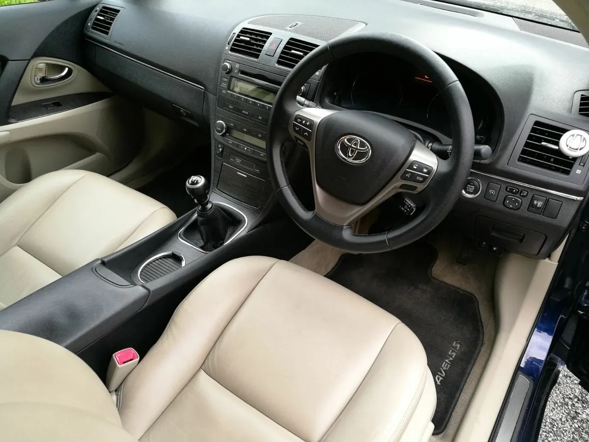 Toyota Avenus 09 2.2 excellent condition - Image 2