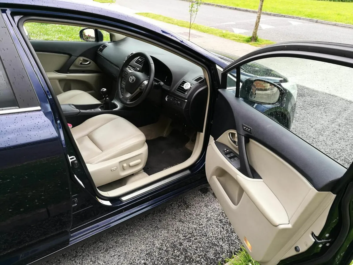 Toyota Avenus 09 2.2 excellent condition - Image 3