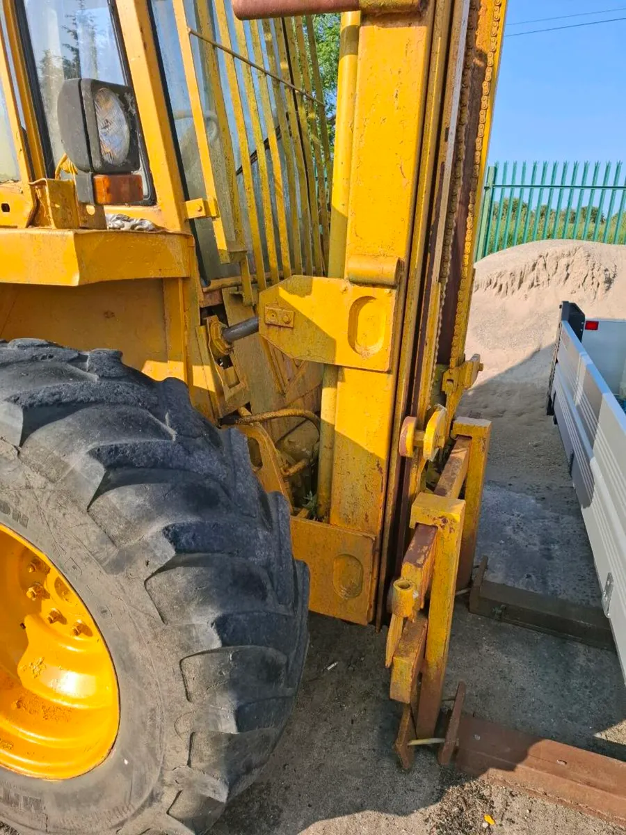 Rough terrain forklift - Image 4