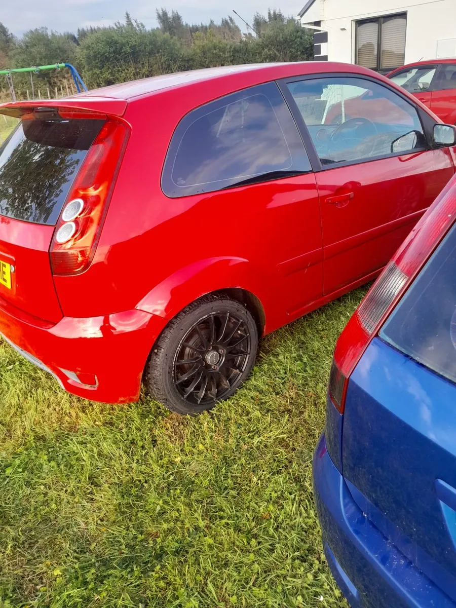 08 fiesta with low miles for breaking - Image 4