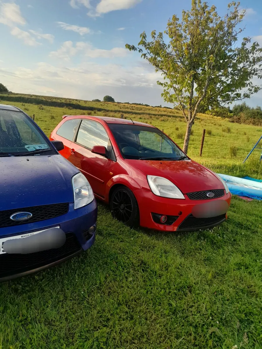 08 fiesta with low miles for breaking - Image 2