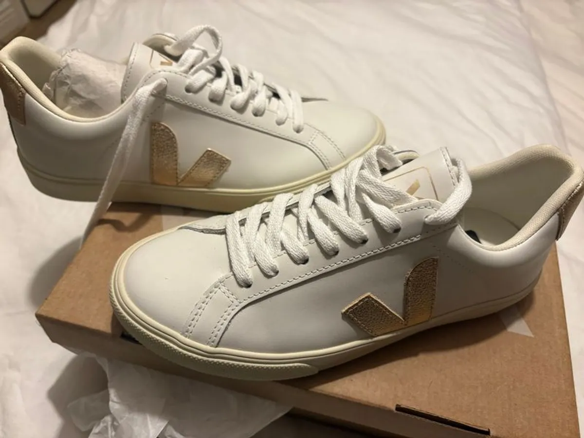 Never worn Veja Esplar size 37 - Image 2