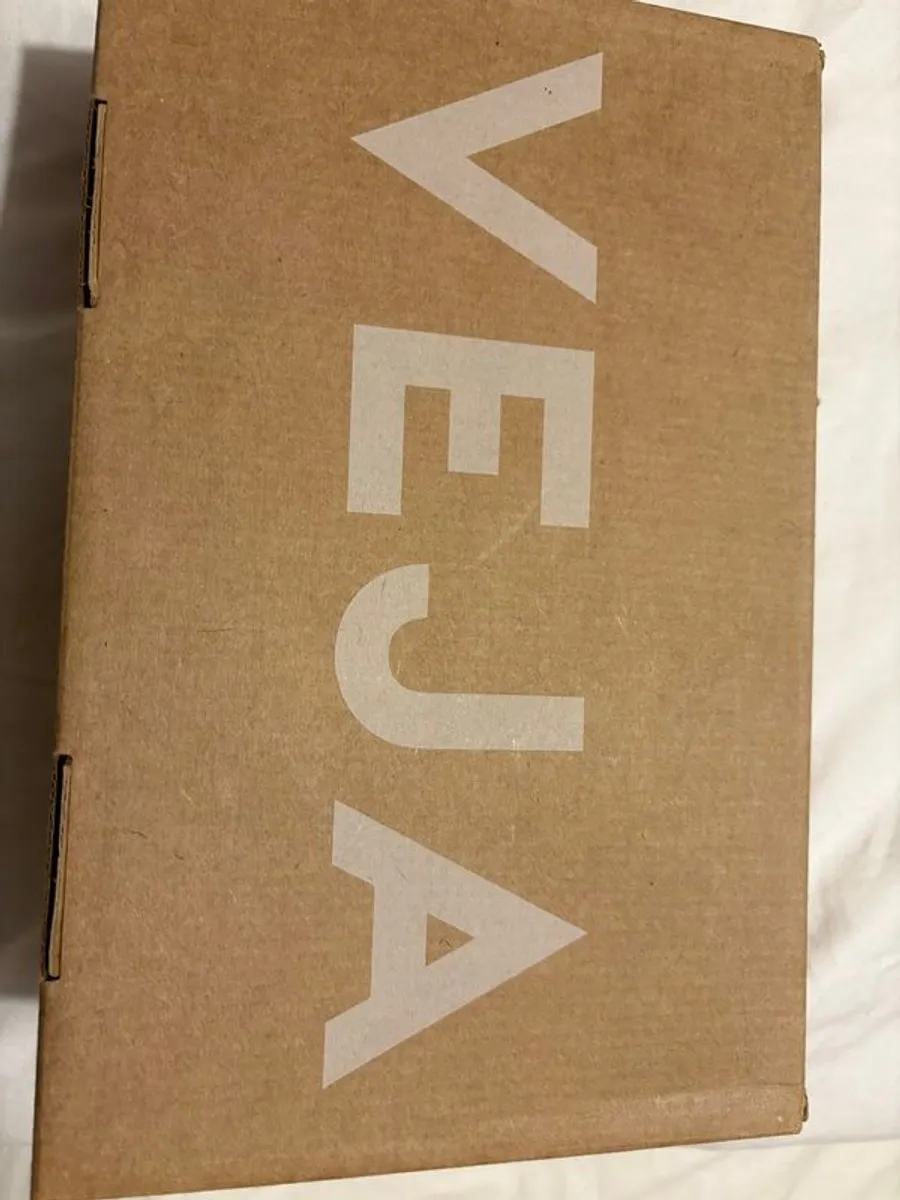Never worn Veja Esplar size 37 - Image 4