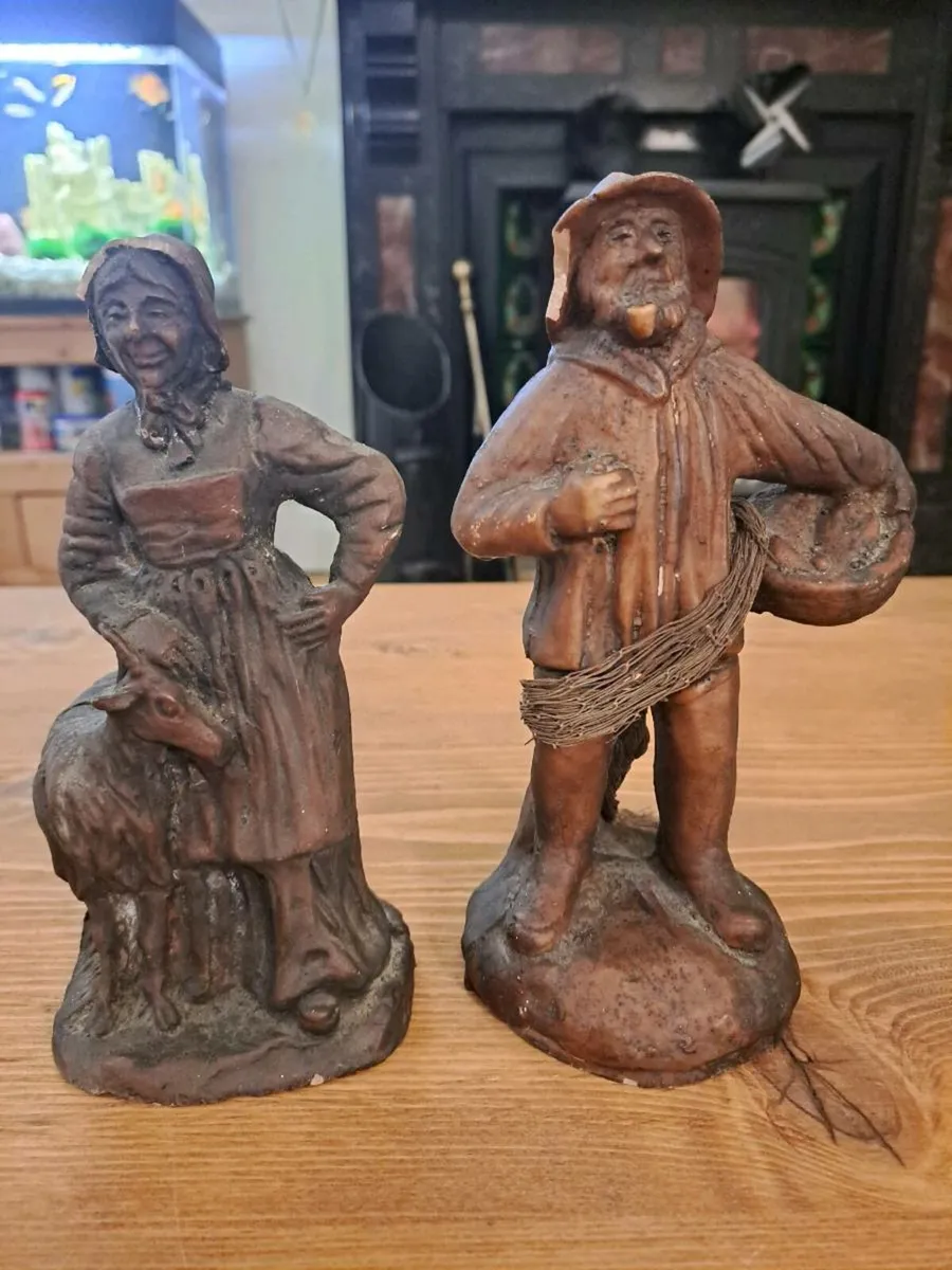 Rustic resin figurines man and woman - Image 1