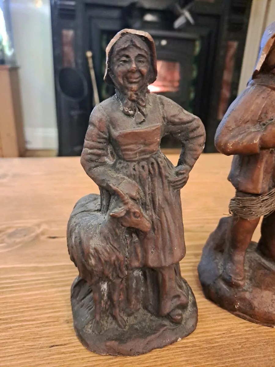 Rustic resin figurines man and woman - Image 2