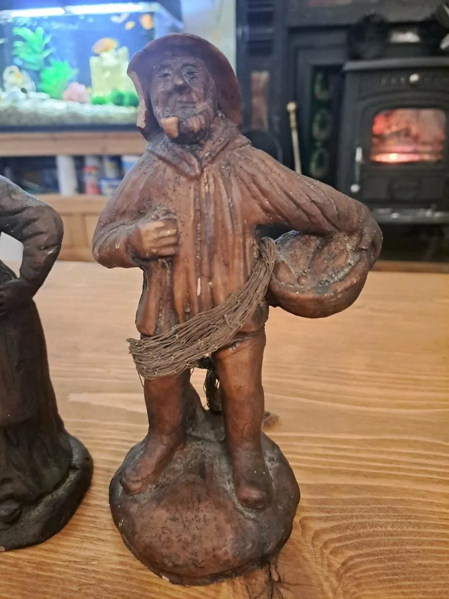 Rustic resin figurines man and woman - Image 3