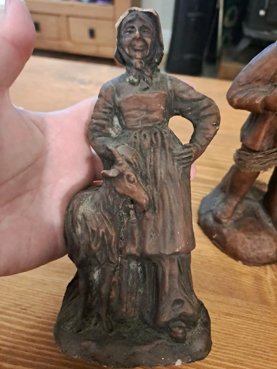Rustic resin figurines man and woman - Image 4