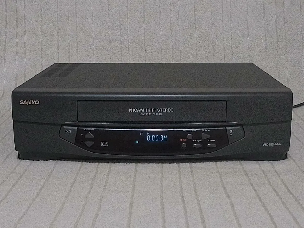 VCR Sanyo VHR-768IR in excellent condition - Image 2