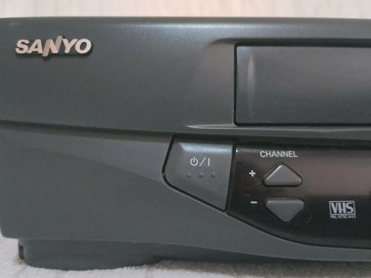 VCR Sanyo VHR-768IR in excellent condition - Image 3