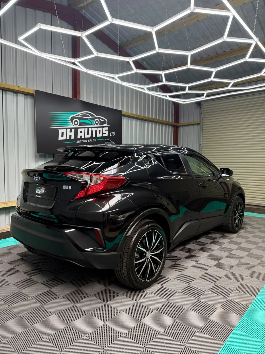 Toyota C-HR 2017 - Image 2