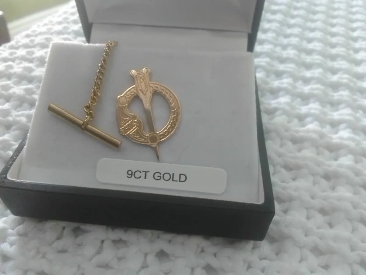 9ct GOLD TARA BROOCH PIN WITH FOB NEW - Image 2