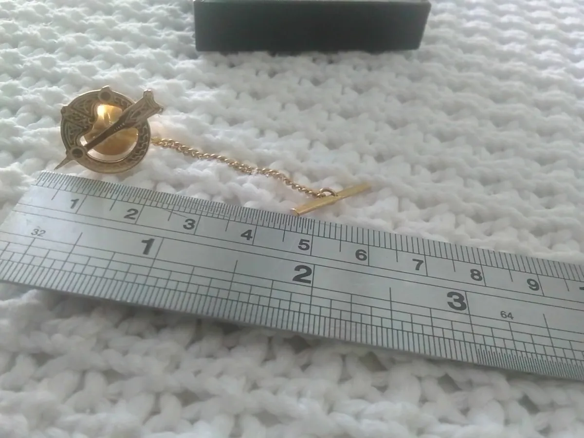 9ct GOLD TARA BROOCH PIN WITH FOB NEW - Image 3