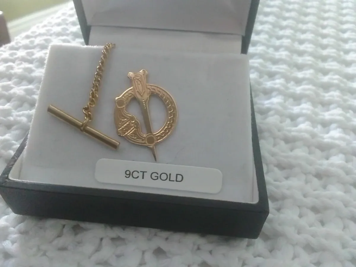 9ct GOLD TARA BROOCH PIN WITH FOB NEW - Image 4