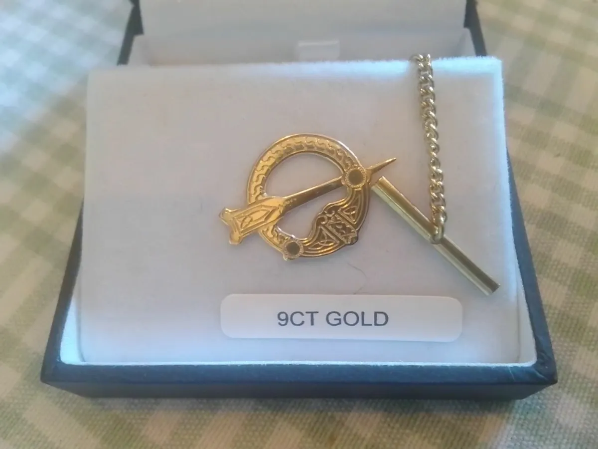 9ct GOLD TARA BROOCH PIN WITH FOB NEW - Image 1