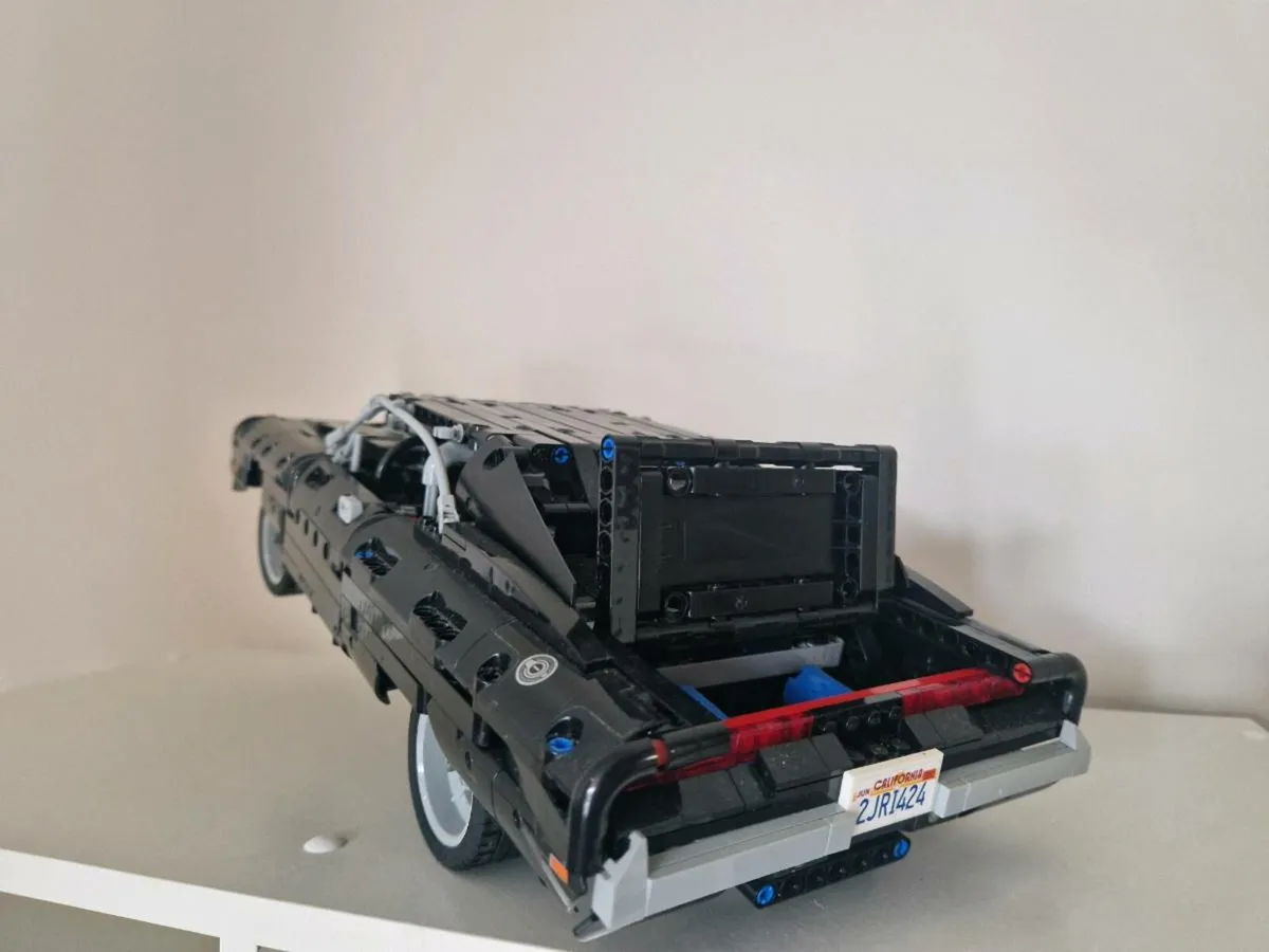LEGO Technic 42111 Dom's Dodge Charger - Image 3