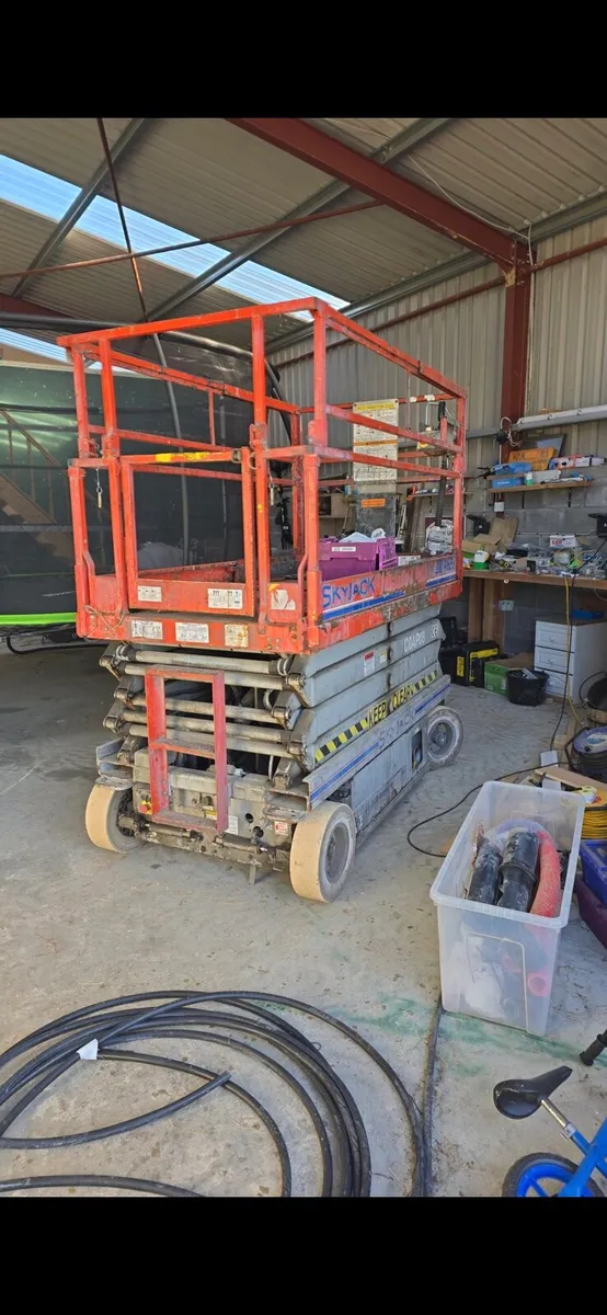 Scissor lift for hire