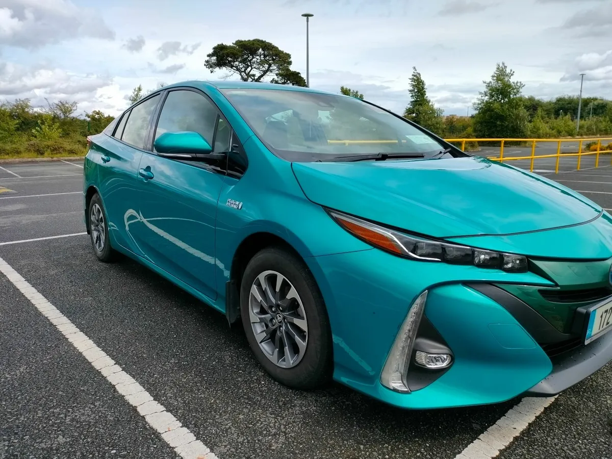 Toyota Prius 2017 - Image 2