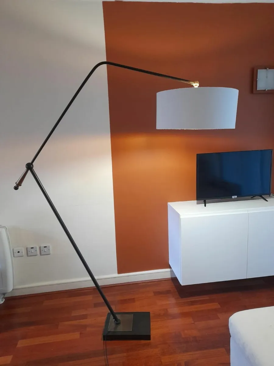 Large overhang floor lamp - Image 1