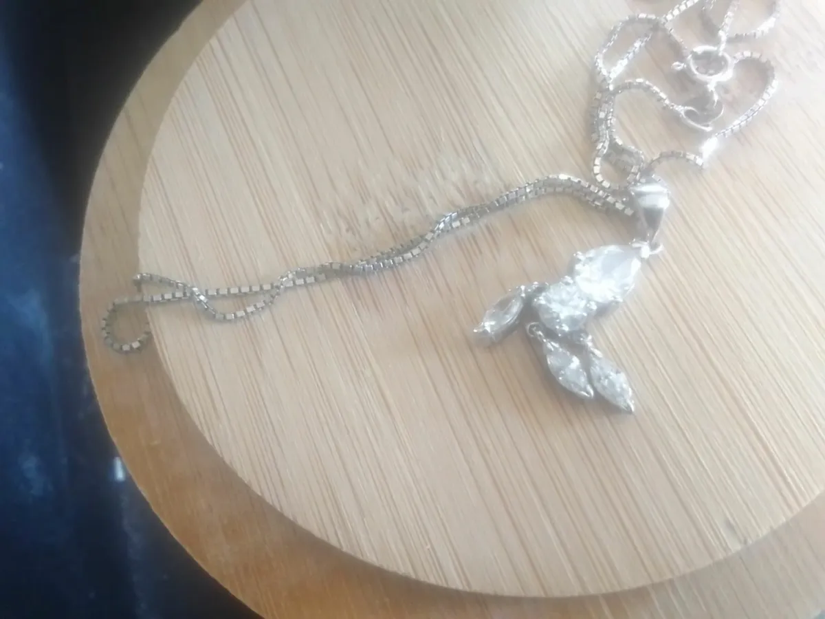 STERLING SILVER VINTAGE WHITE SPINEL DROP PENDANT - Image 4