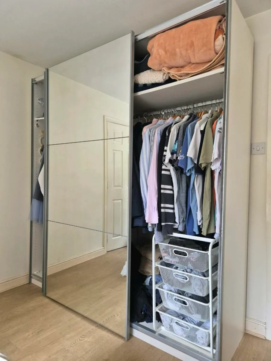 Wardrobe with sliding mirror doors - Image 2