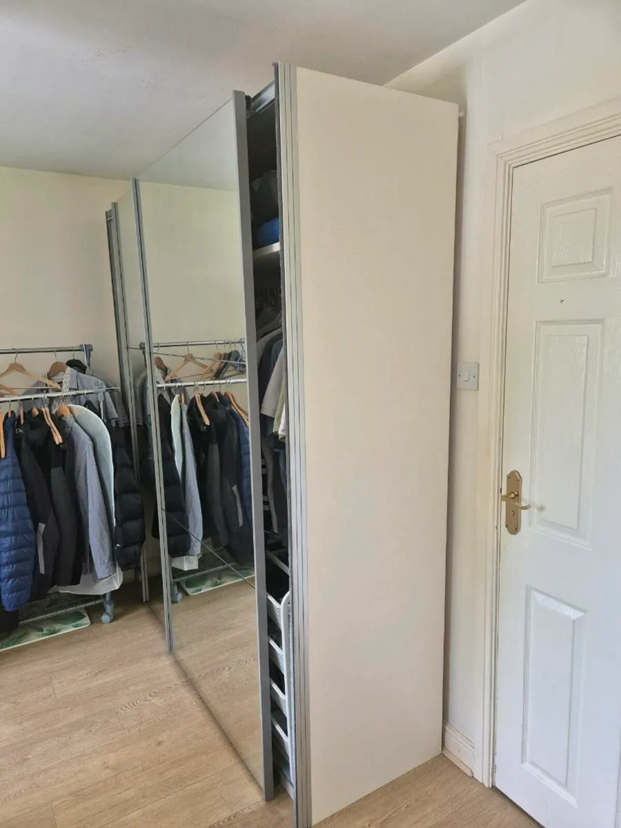 Wardrobe with sliding mirror doors - Image 3