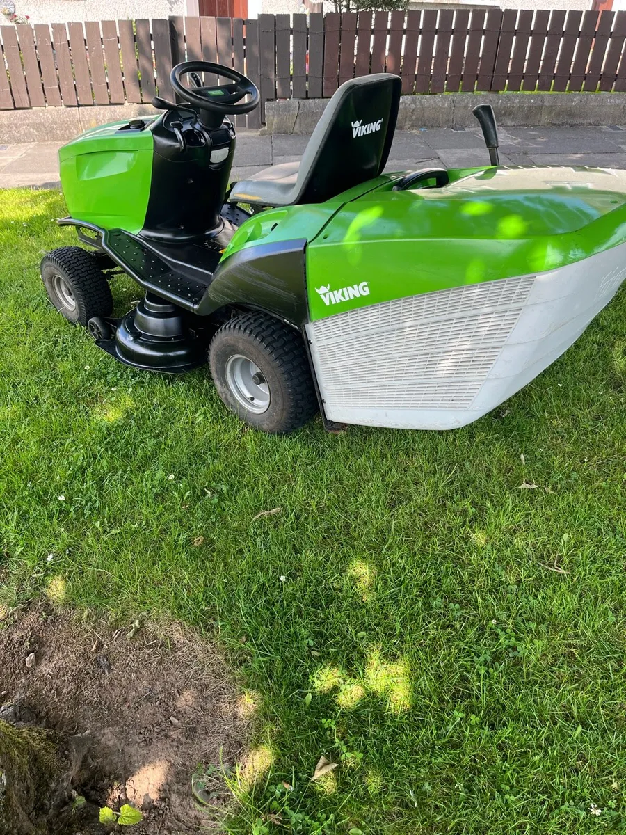 Viking petrol ride on lawnmower - Image 4