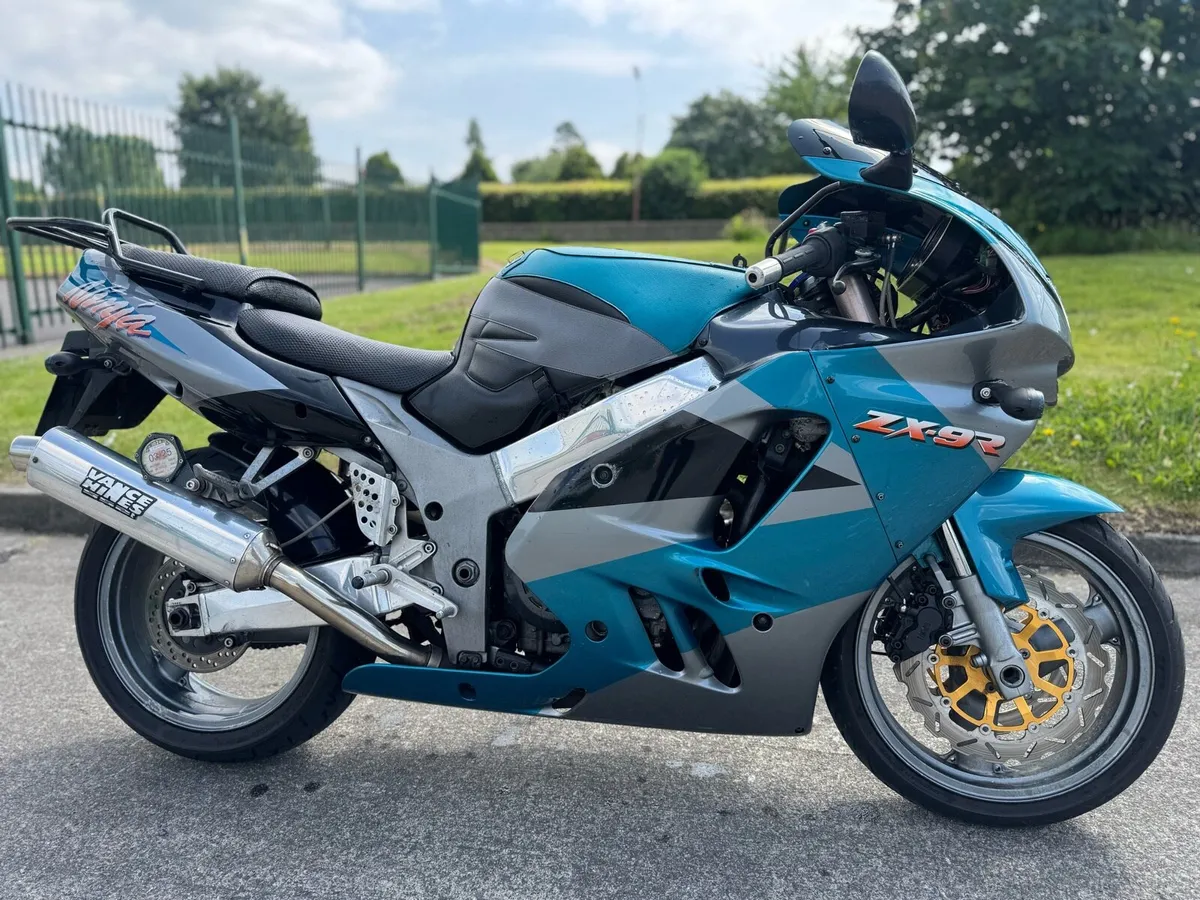 Kawasaki ZX9-R - Image 1