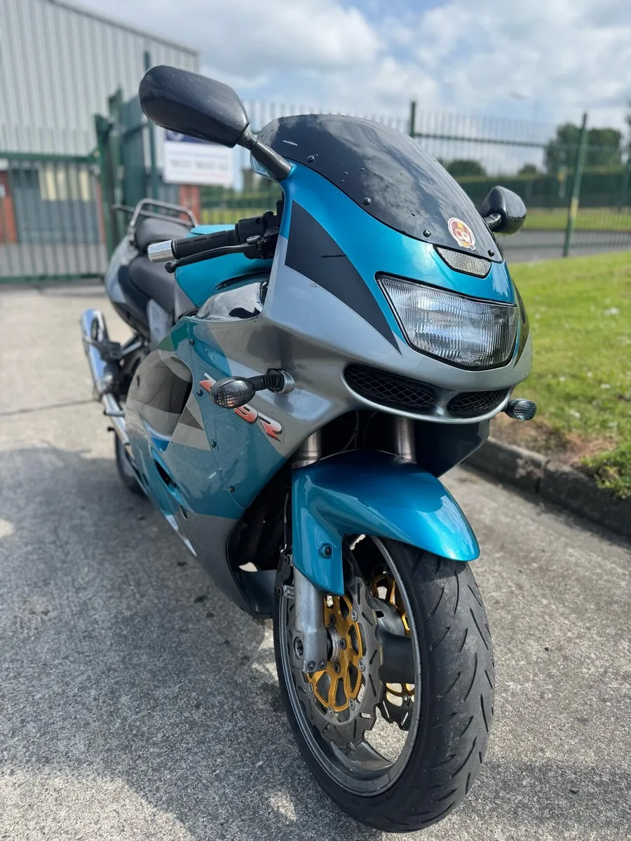 Kawasaki ZX9-R - Image 2