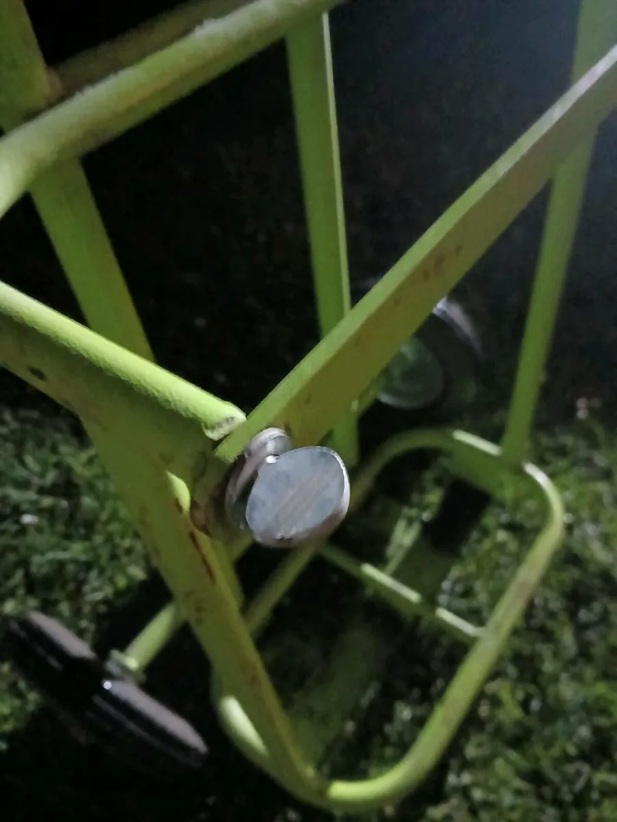 Hand trucks used for bottle gas - Image 3