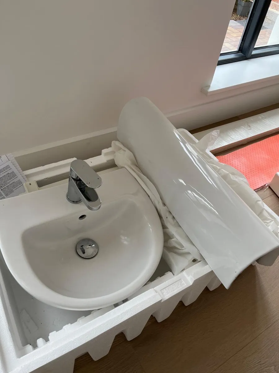Pedestal sink - Image 1