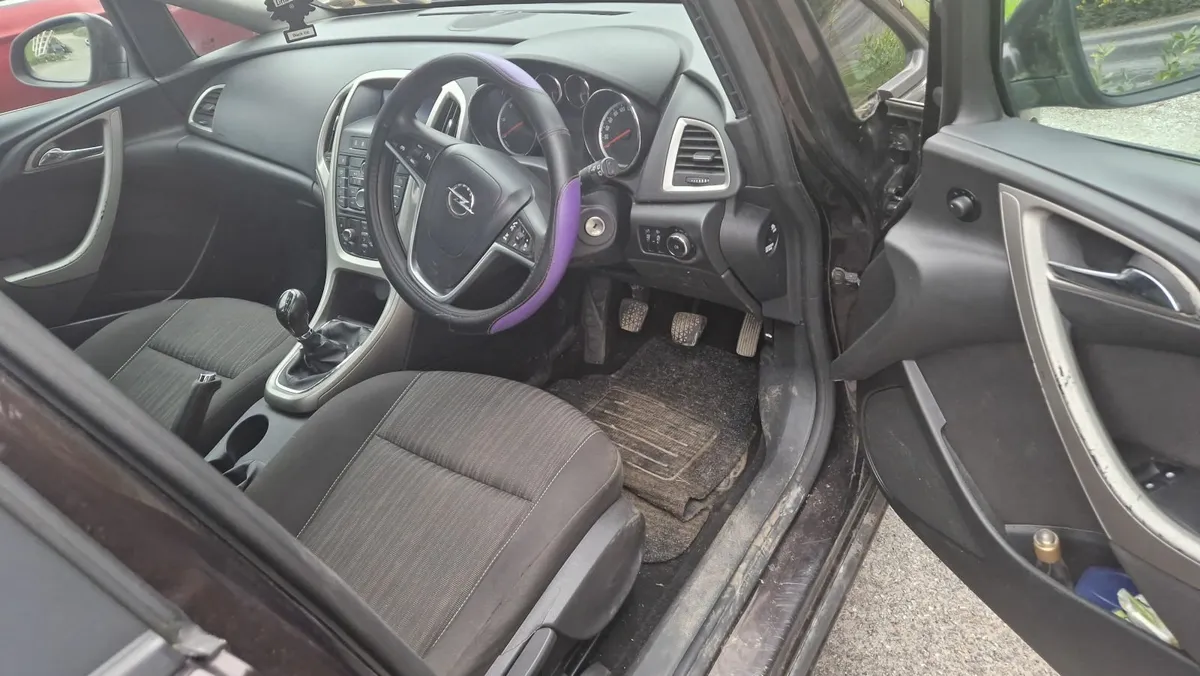 Opel Astra 2012 - Image 2