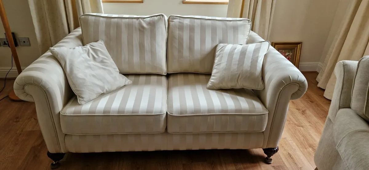 Suite - 3, 2  & 1 seater + footstool - Image 2