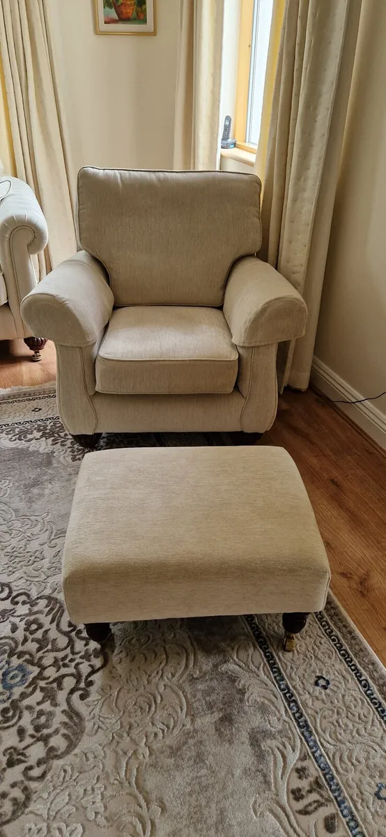 Suite - 3, 2  & 1 seater + footstool - Image 4