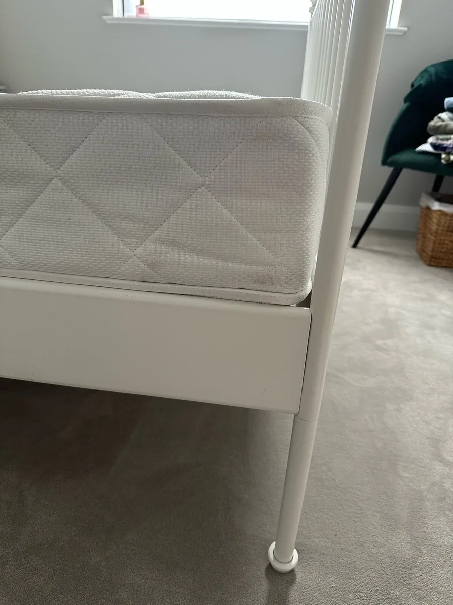 4’ 6” Metal frame bed with mattress - Image 4