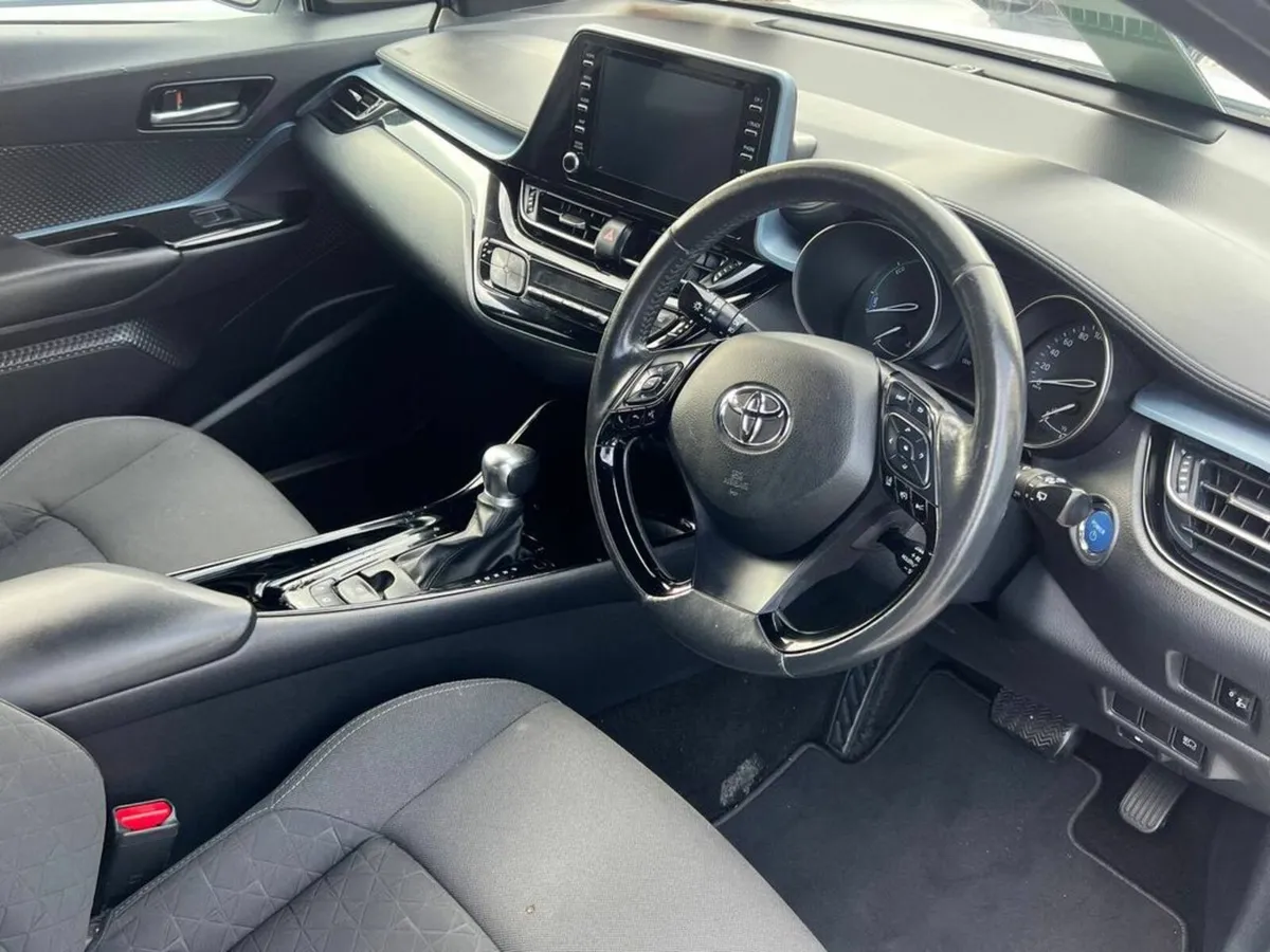 Toyota C-HR 1.8 HYBRID SPORT // HEATED SEATS // MU - Image 2