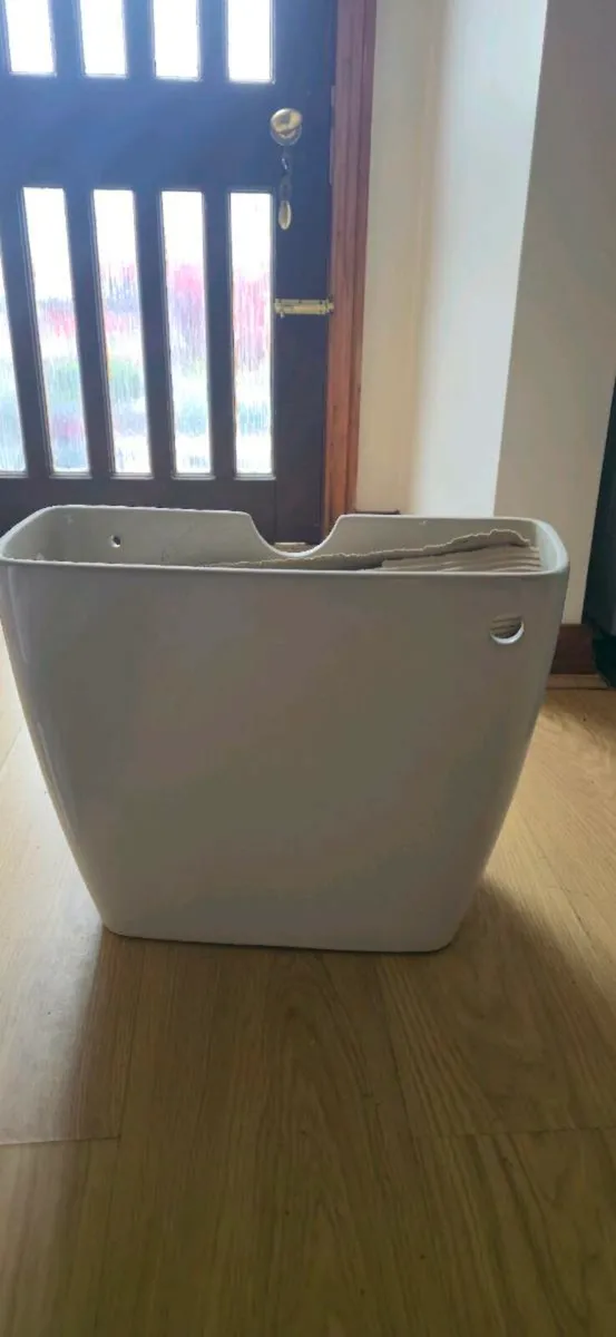 Bathroom flush tank - Image 2