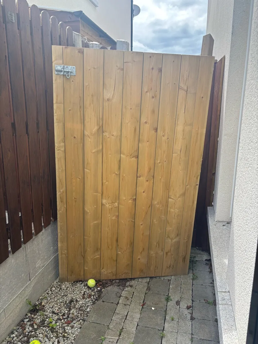 Side gate