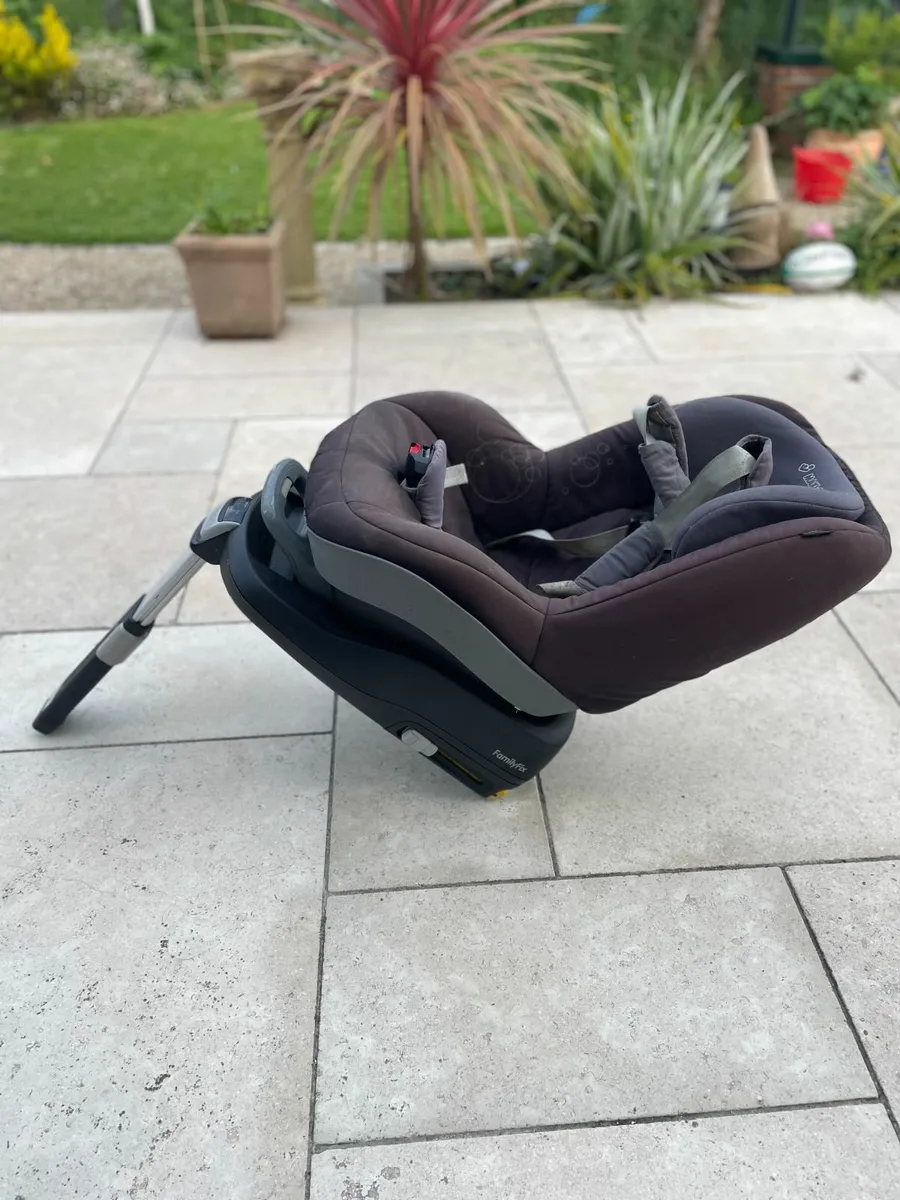 Maxi Cosi Car Seat + FamilyFix Base - Image 2