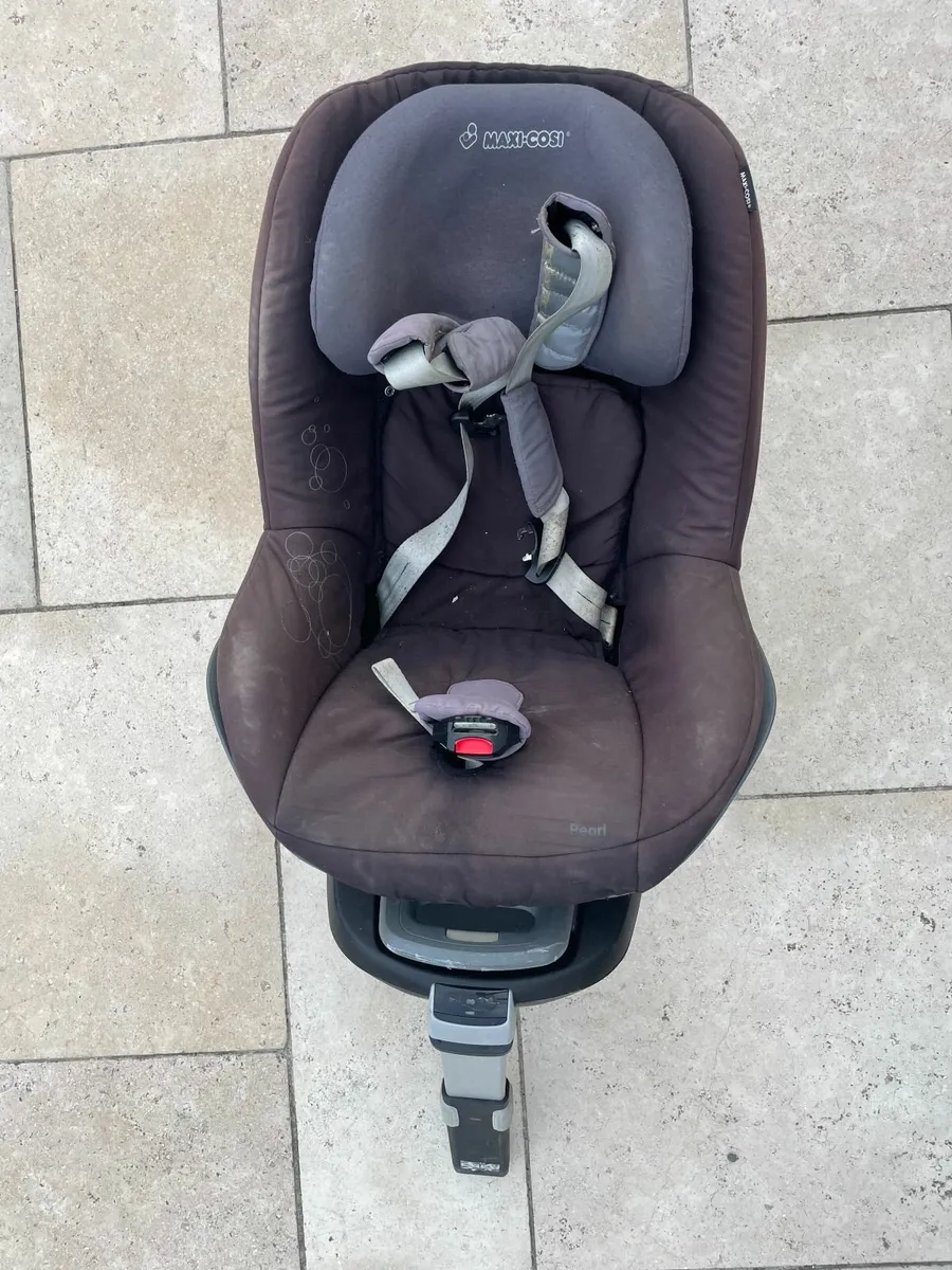 Maxi Cosi Car Seat + FamilyFix Base - Image 1