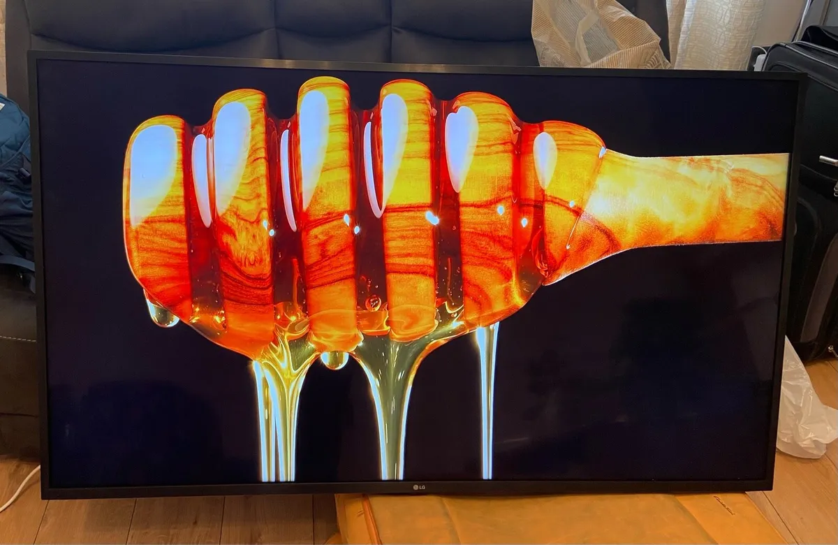 LG 55” 4K HDR Smart TV & Wall Bracket - Image 3