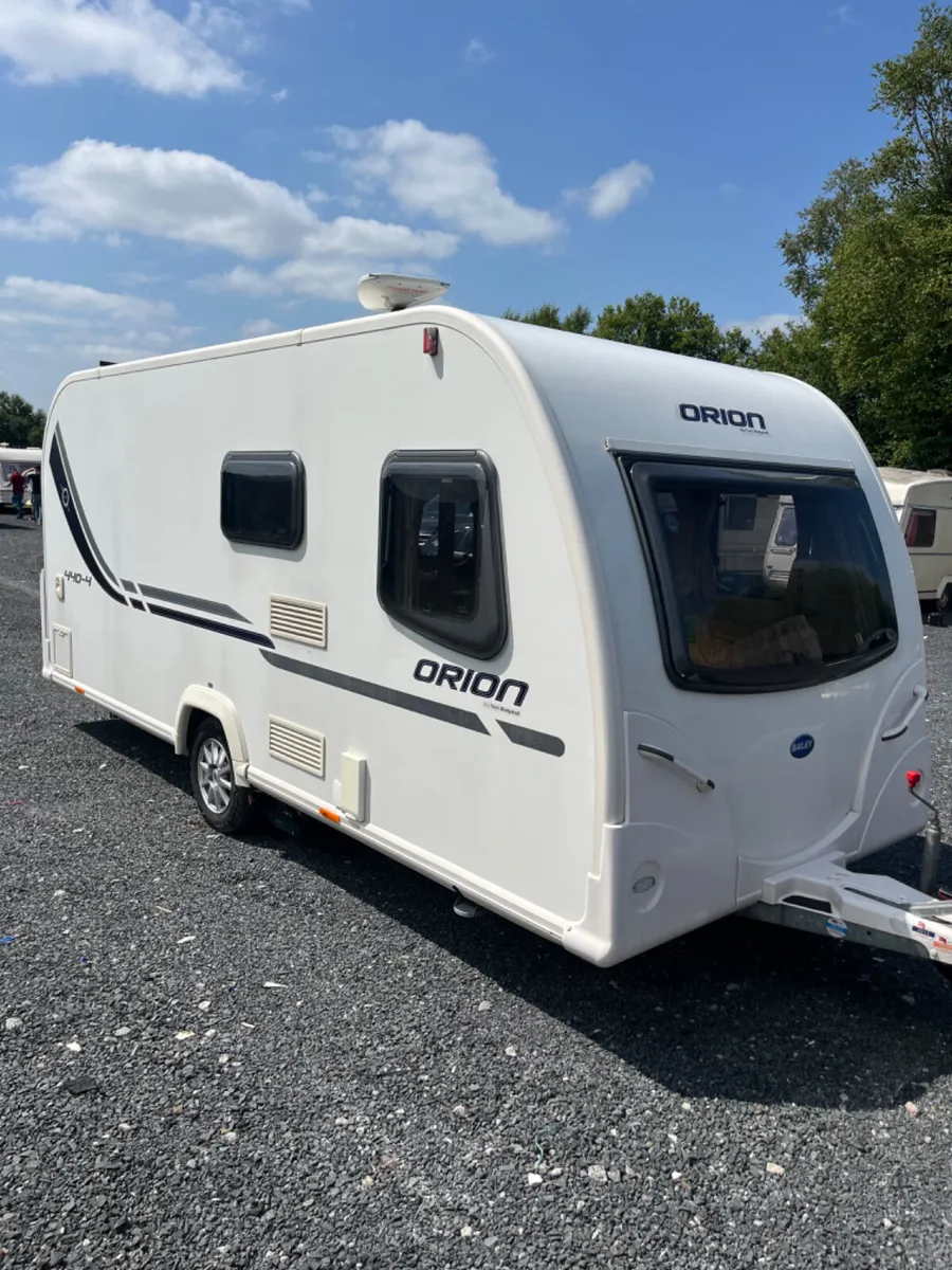 Bailey Orion 4 Berth Fix Bed Lightweight Caravan - Image 2