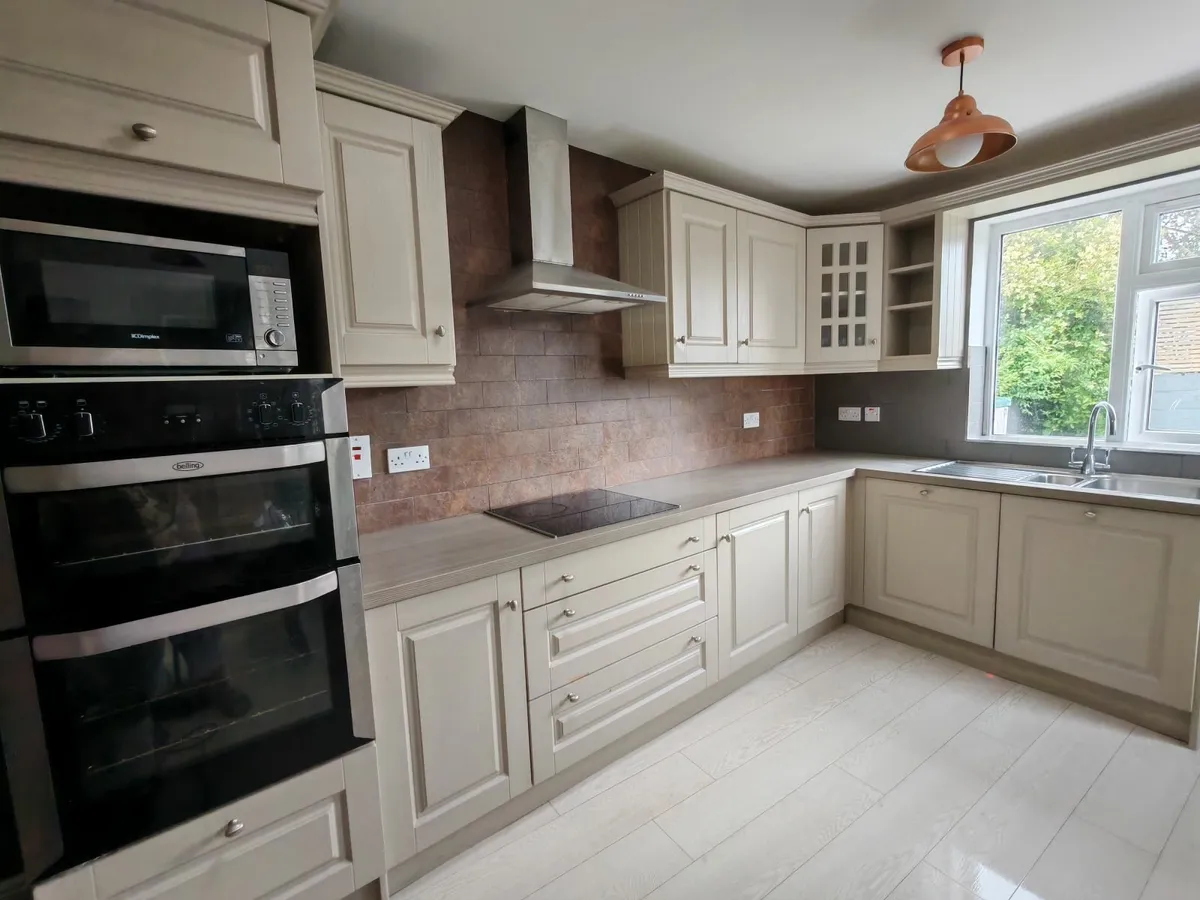 Kitchen with wood grain effect - Image 1