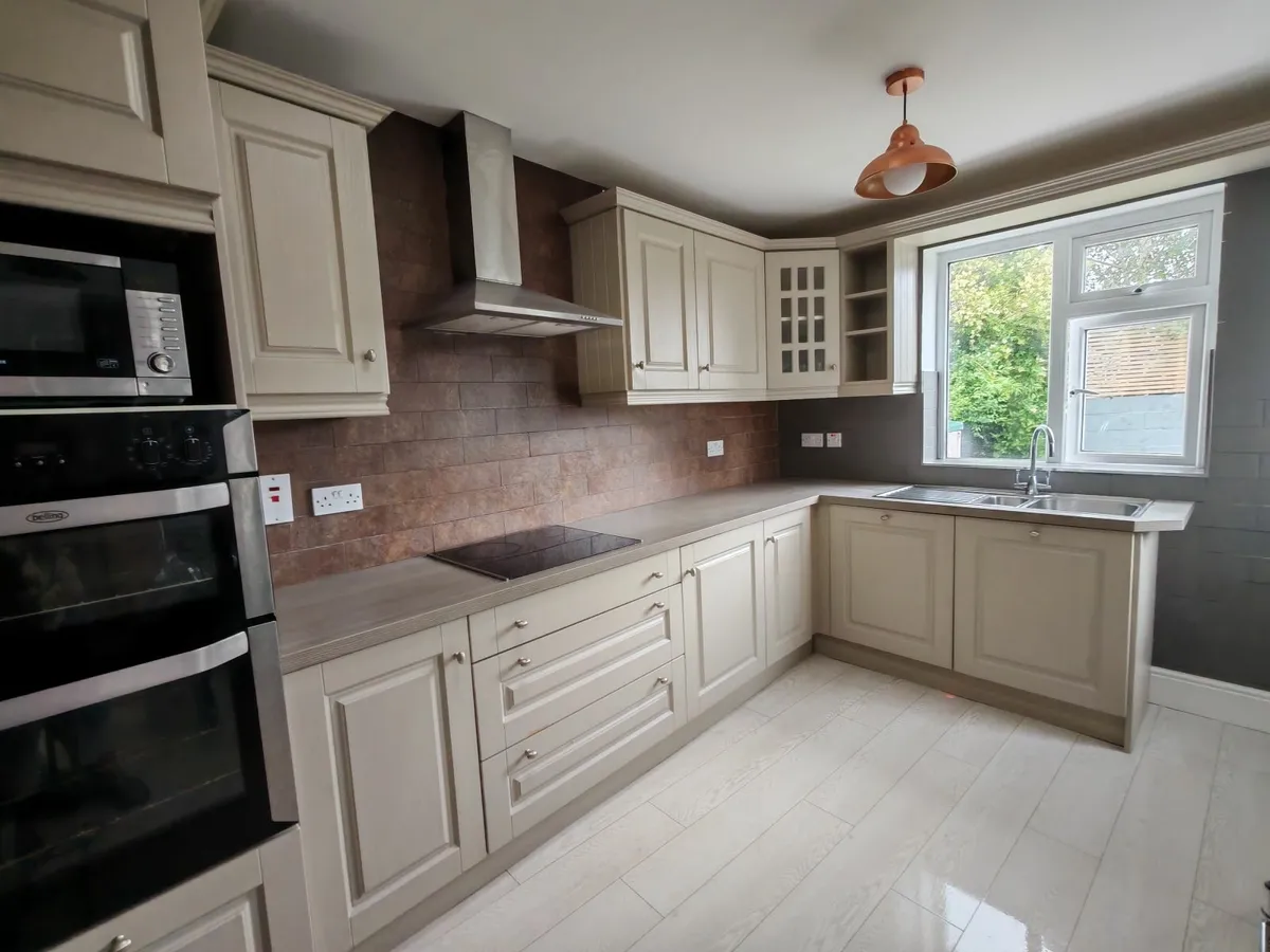 Kitchen with wood grain effect - Image 2
