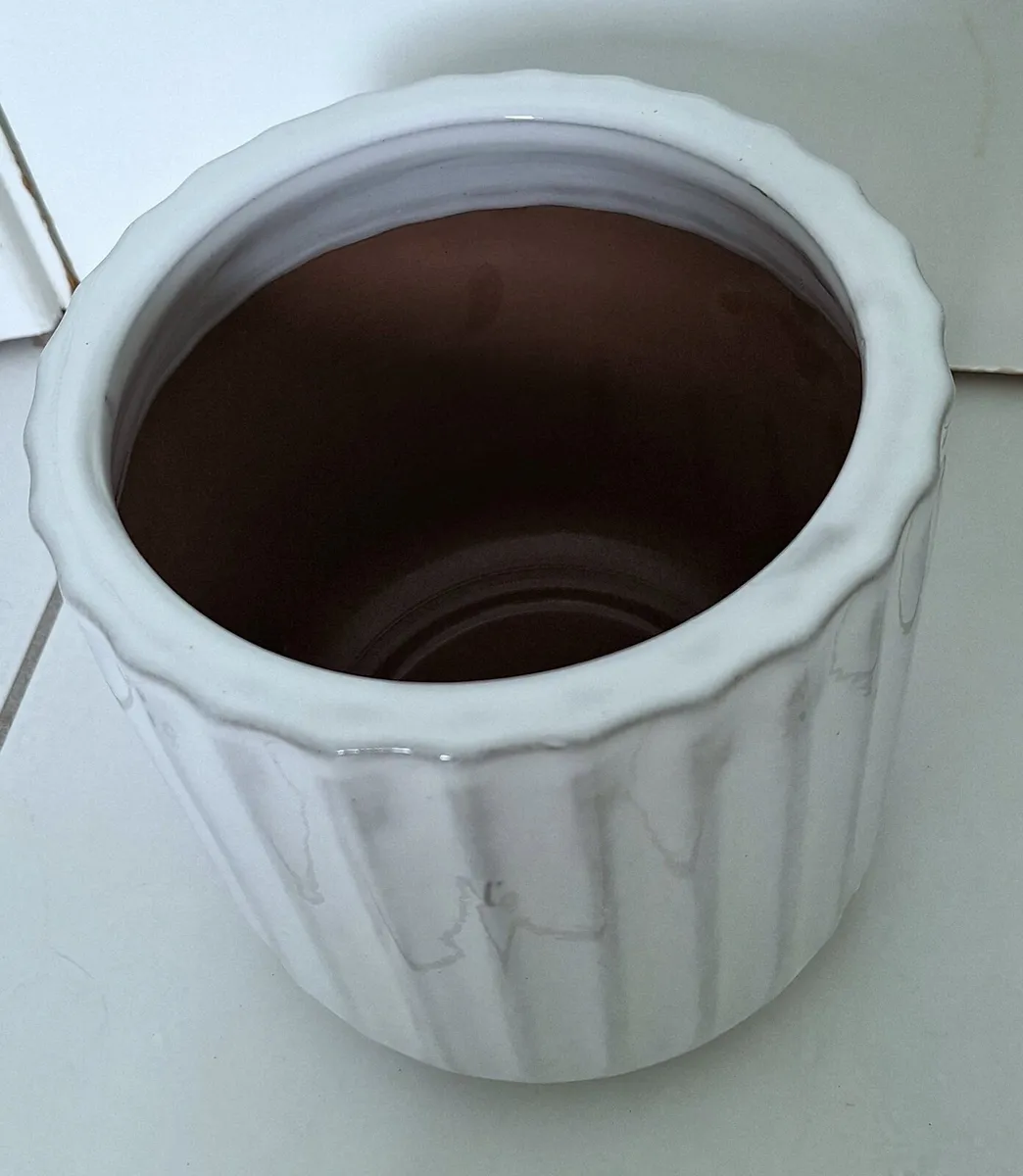 New White Ceramic Planter small indoor outdoor use - Image 4