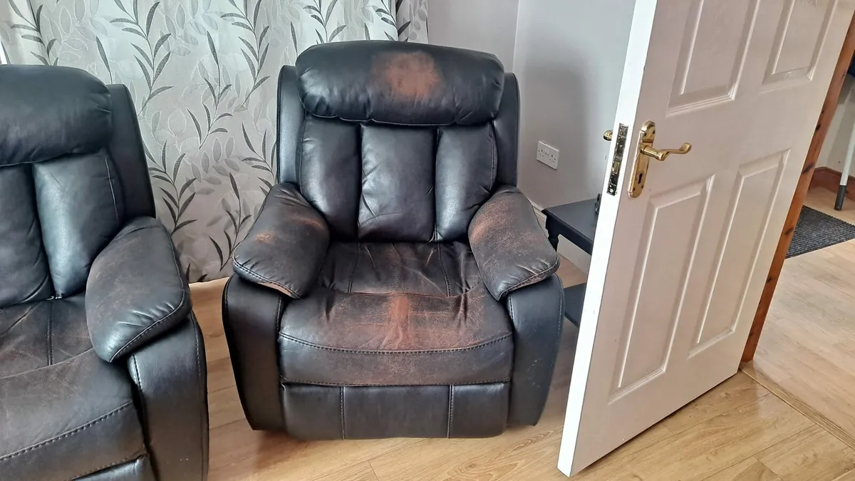 Black recliner couch and chairs - Image 3
