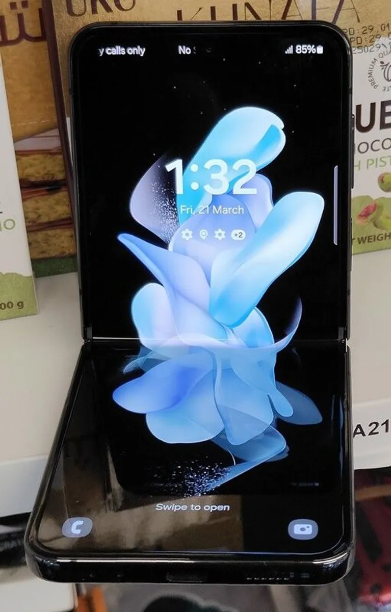 Samsung Galaxy Z-Flip 4 128GB/ 8GB RAM Dual Sim Unlocked (Like New) - Image 2
