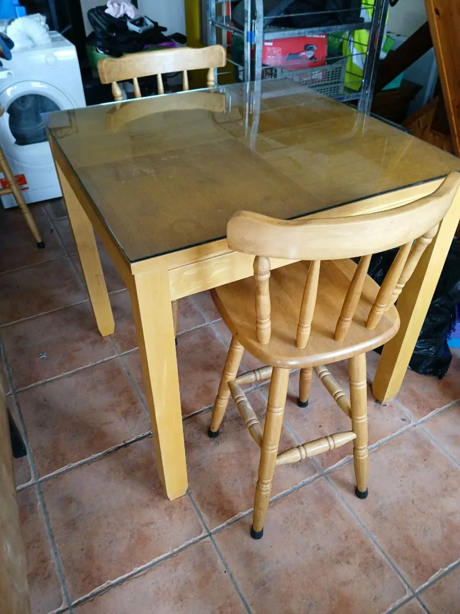 Solid oak breakfast table - Image 1
